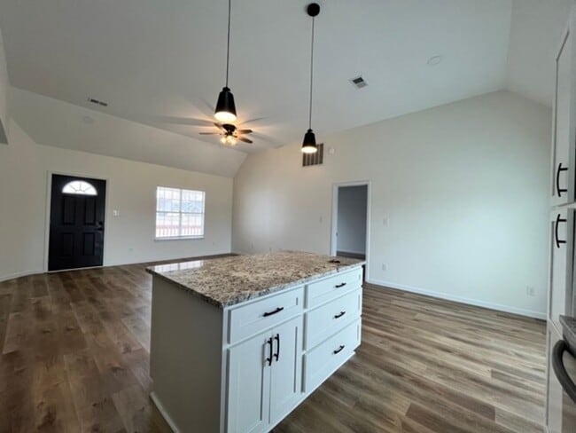 Building Photo - ***MOVE-IN SPECIAL*** $500 OFF *** Beautif...