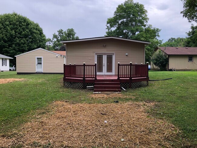 Back deck / huge back yard - 1050 Janet Dr