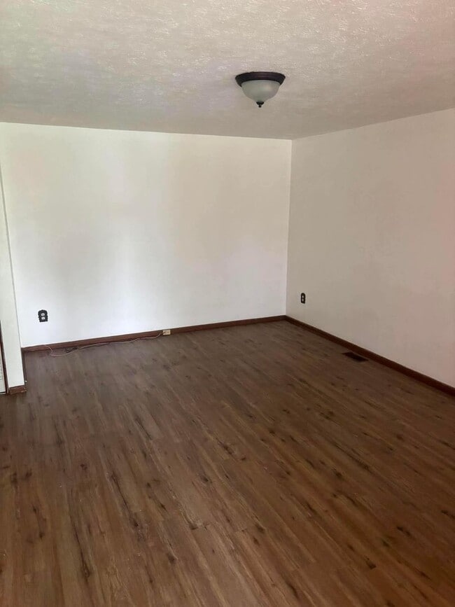 Building Photo - 3 Bed  1 Bath  Great Location, Great Backyard