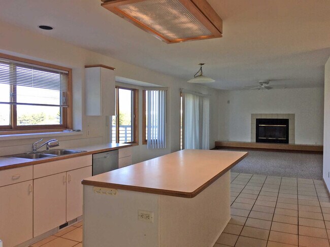 Building Photo - 3240 Bellflower Ct