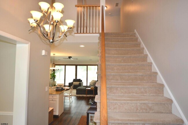 Building Photo - 498 Country Club Dr