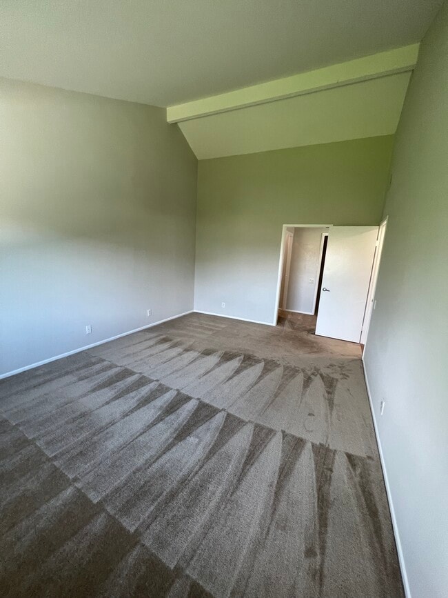 Building Photo - 11 Star Thistle