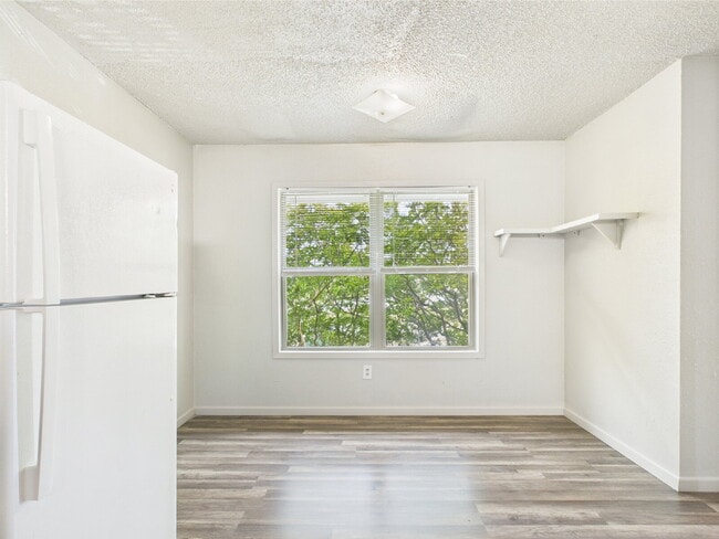Building Photo - Upstairs 2/1
