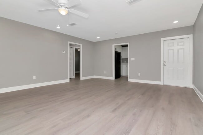 Building Photo - Totally Remodeled Duplex w/ New Fenced Bac...