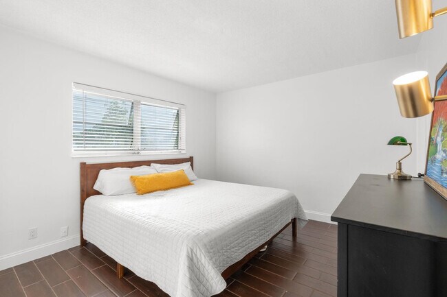 Building Photo - 1900 NE 8th Ct