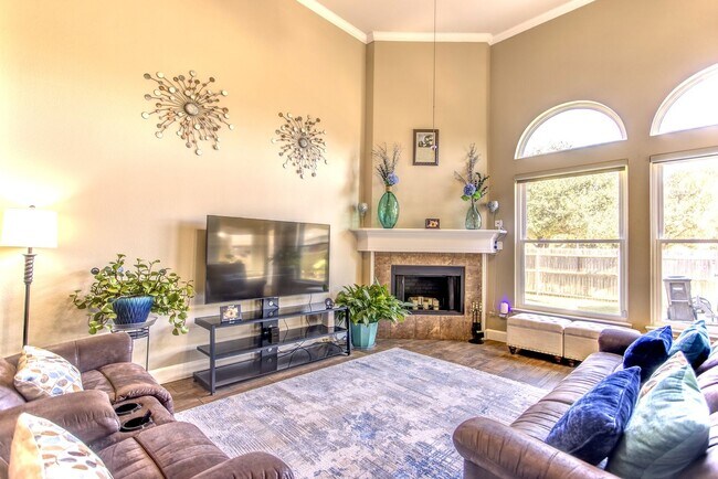 Building Photo - Beautifully Maintained 4 bed/3bath 2 Story...