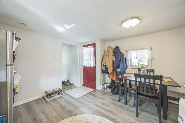 Building Photo - Cozy 2-Bedroom, 1 Bath Apartment in Plymou...