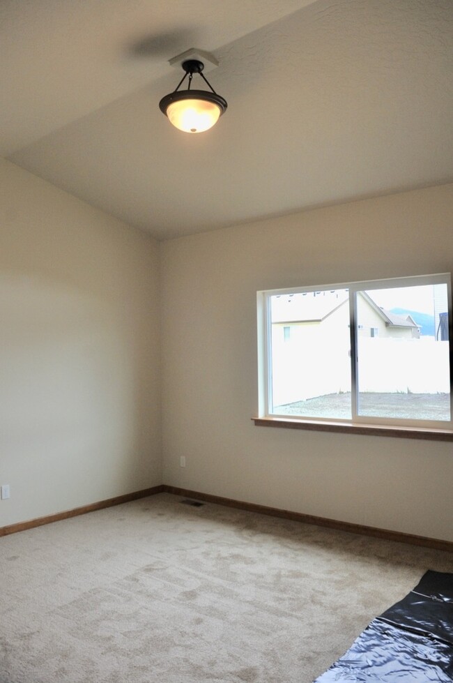 Building Photo - 3 bed 2 bath Crown Pointe Neighborhood wit...