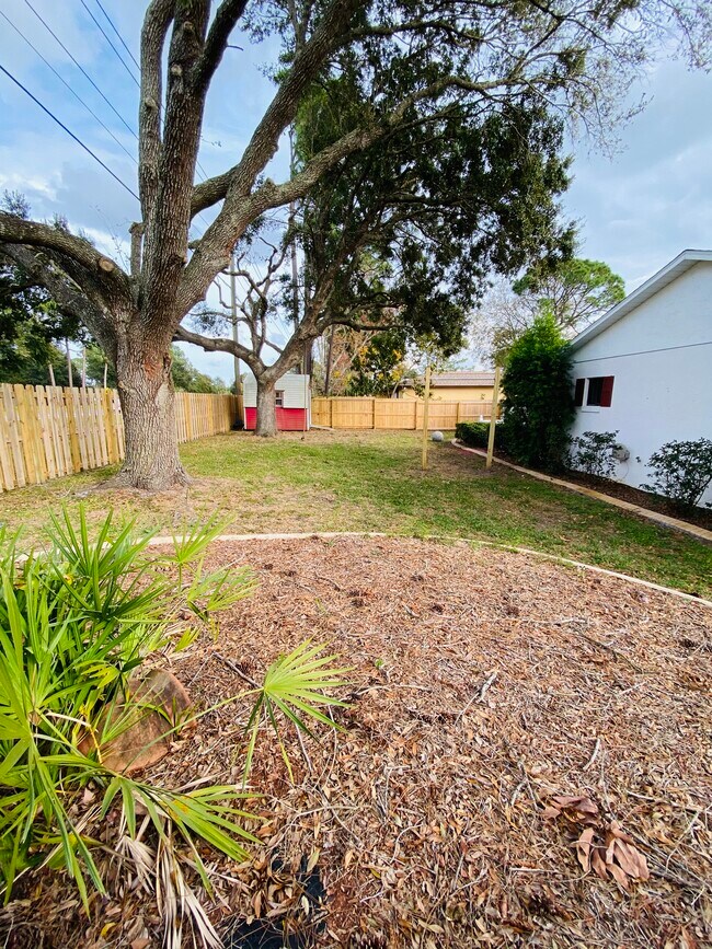 Building Photo - 1417 Dexter Dr N