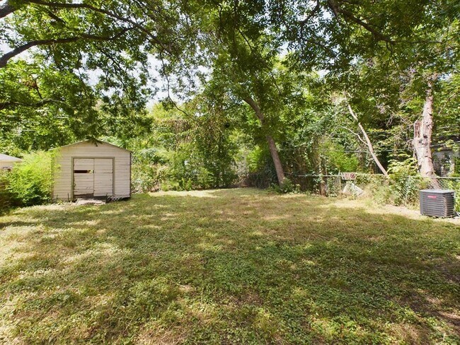 Building Photo - 713 Harris Ave