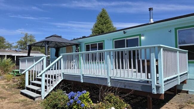Building Photo - 3 bedroom, 1 3/4 bath home in Hoquiam on t...