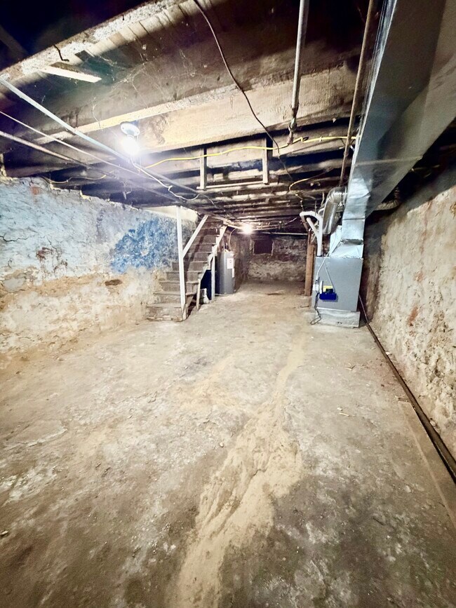 Building Photo - 426 N Salford St