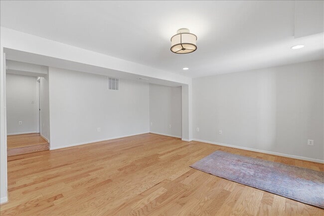 Building Photo - Updated 3BR / 2.5BA Townhome in Summit Chase – Over 1,900 Sq Ft with Deck & Fenced Patio!