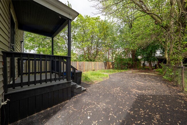 Building Photo - Beautiful 6 Bed 1 Bath Single Family Home