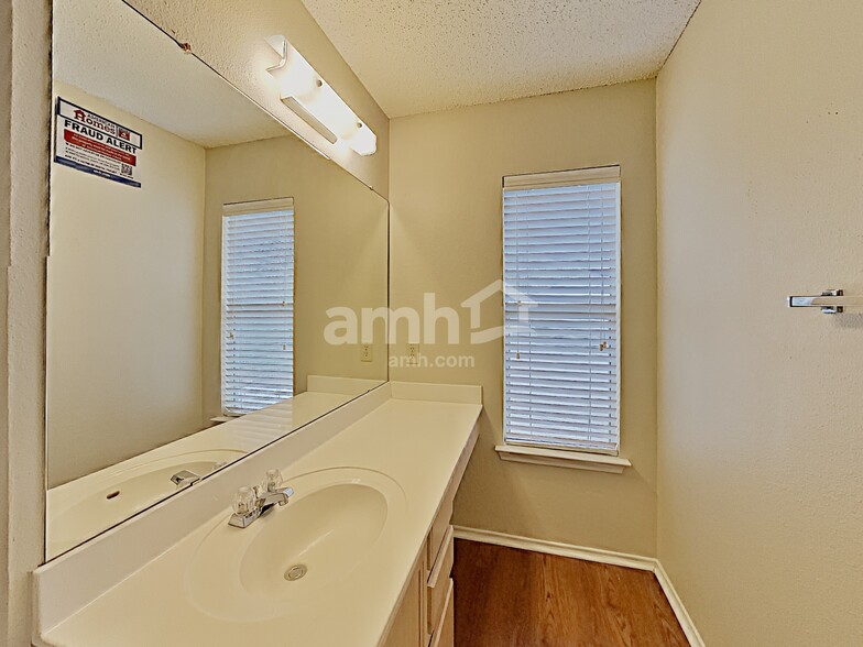 Building Photo - 438 Terra Cotta