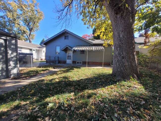 Building Photo - Two bedroom home, beautiful hardwood floors!