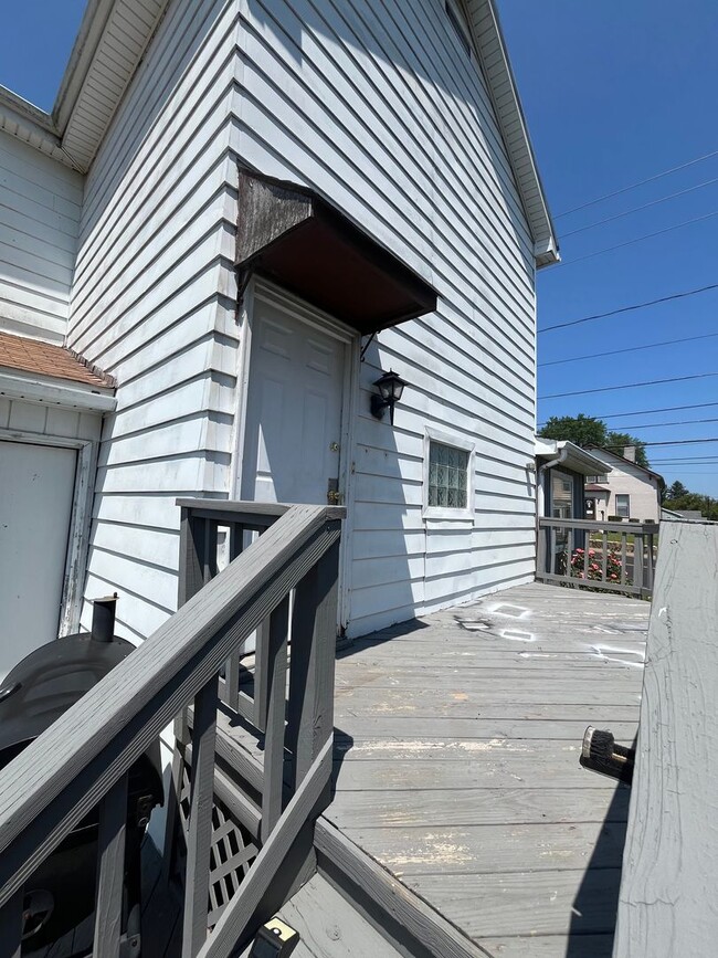 Building Photo - One Bedroom Apartment w Utilities Included