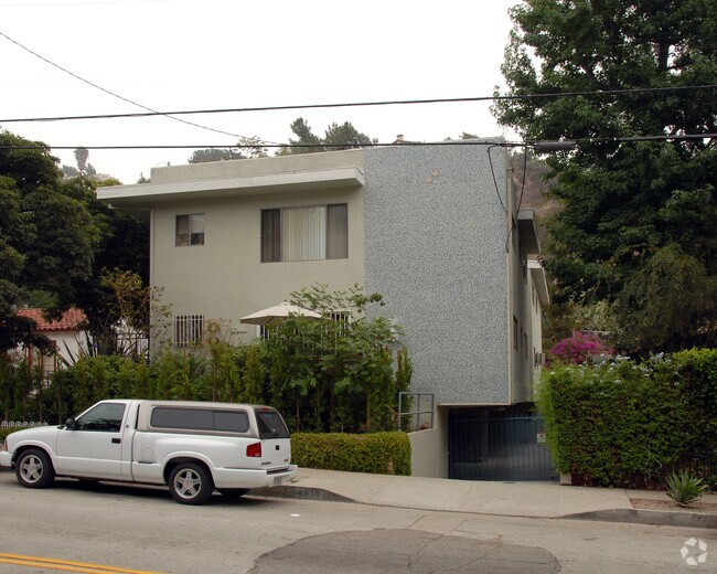 Primary Photo - 2608-2616 N Beachwood Dr