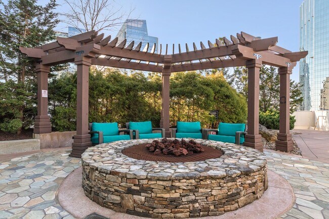 Building Photo - Spacious 1 Bedroom Condo in Heart of Buckh...