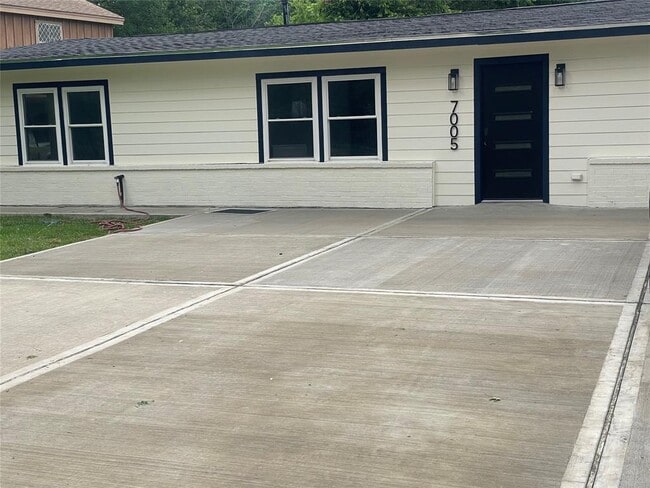 Building Photo - 7005 Kopman Dr