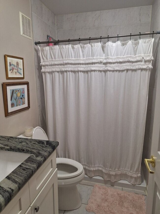 Building Photo - Walking distance to UT/ Very short walk