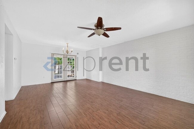Building Photo - 2207 Montclair Dr