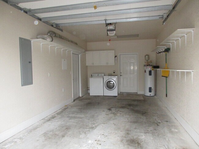 Building Photo - Great Townhome near Downtown