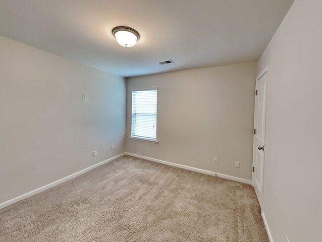 Building Photo - Well-maintained 4 Bedroom With Basement