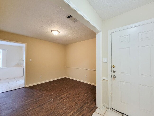 Building Photo - RECENTLY REMODELED 4 BEDROOM 2 BATH HOME I...