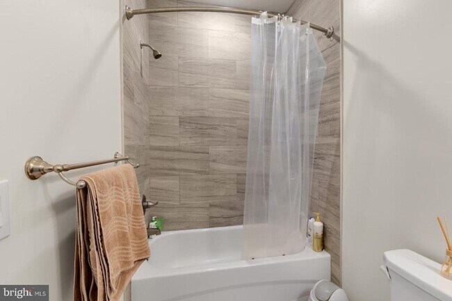 Building Photo - 2411 Kensington Ave