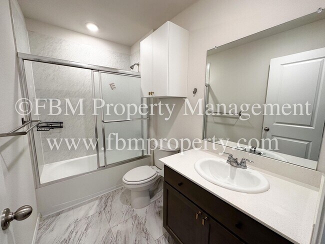 Building Photo - 264 Thoroughbred St