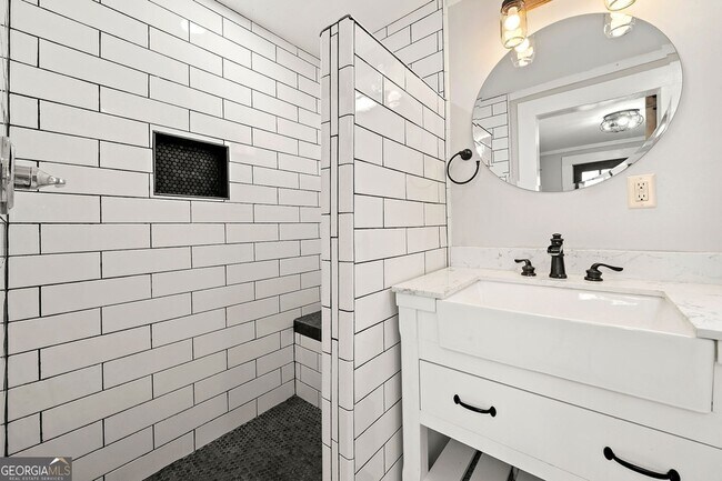 Building Photo - 497 Old Hwy 85