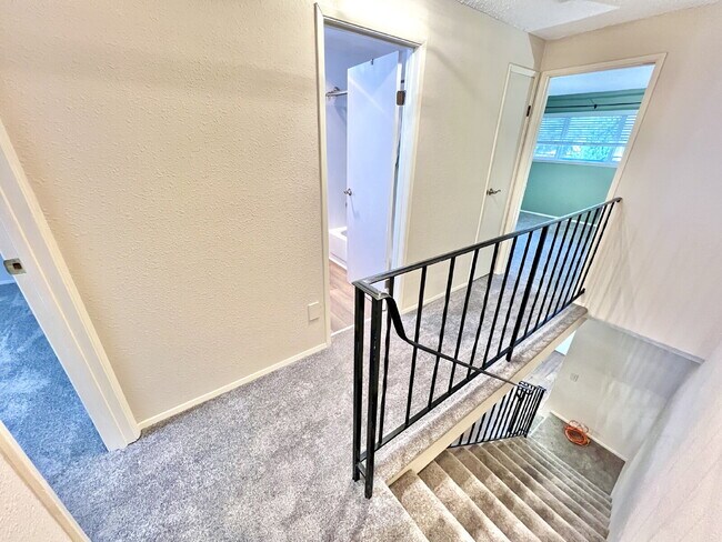 Building Photo - Beautiful Townhome For Rent in the Tranquil Chambers Bay