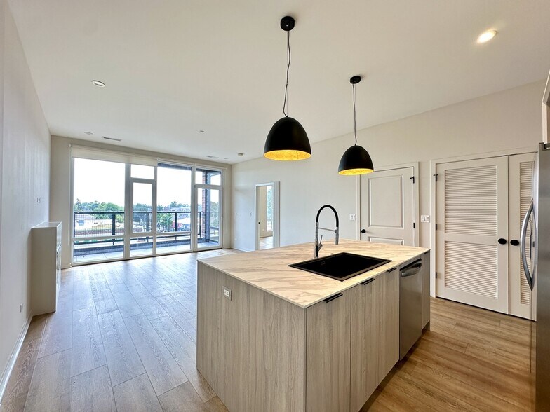 Building Photo - 3215 N Narragansett Ave