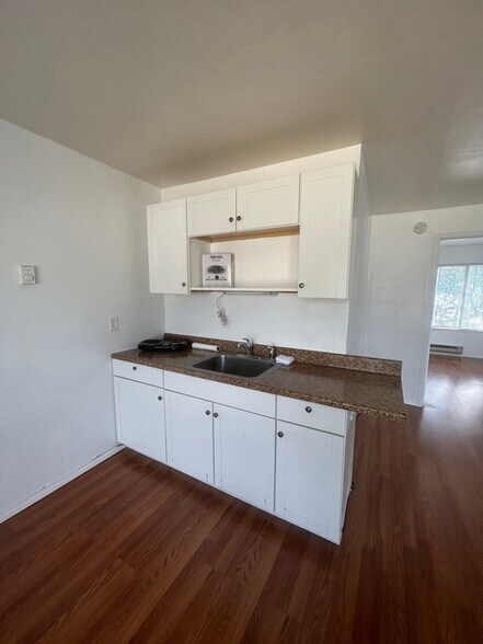 Building Photo - 426 E 9th St