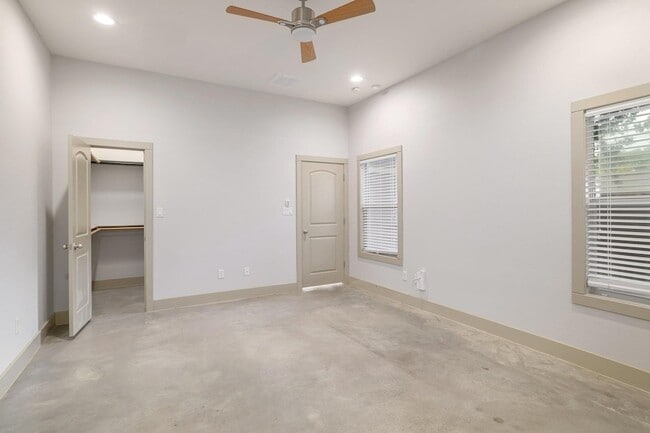 Building Photo - 3202 Merrie Lynn Ave