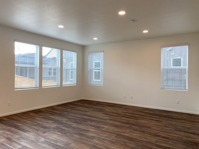 Building Photo - Exquisite 3 Bed 2.5 Bath Single Family Home