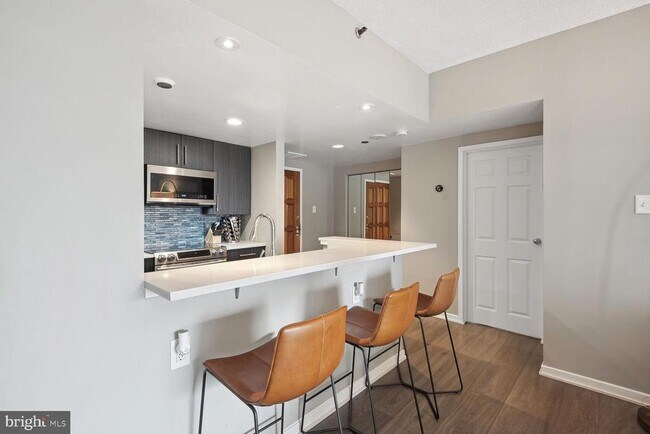 Building Photo - 1530 Key Blvd