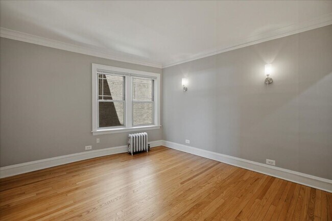 Building Photo - Large Studio in Andersonville