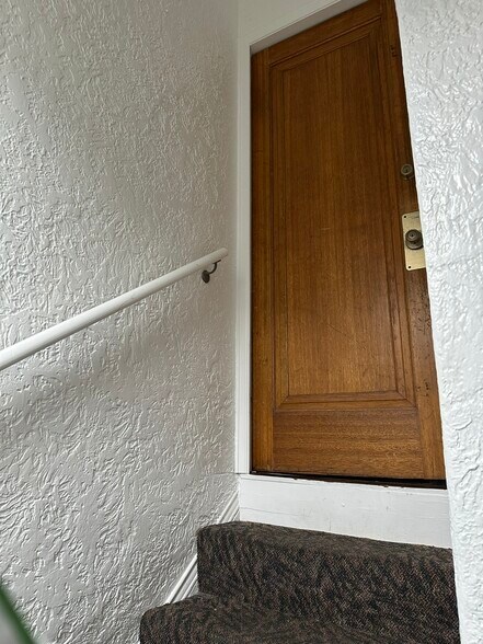 Private interior entrance - 42 Fox St