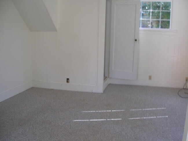 Building Photo - 3 Bedroom, 1 Bathroom Home in Sunnyland! Lawncare included with ample parking