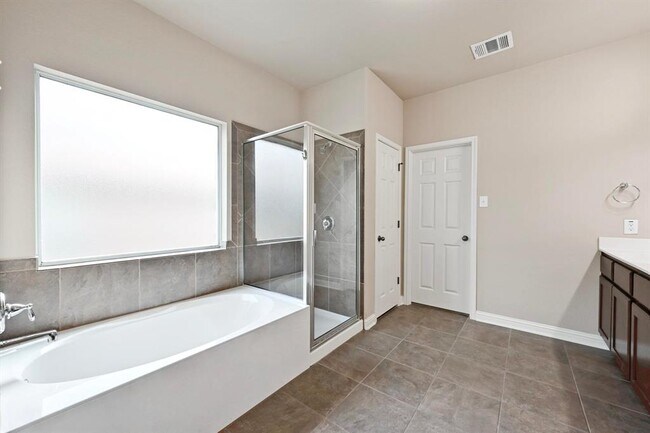 Building Photo - 808 Middle Creek Dr
