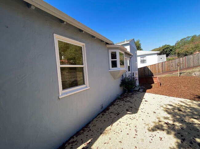 Building Photo - 5685 Jordan Ave