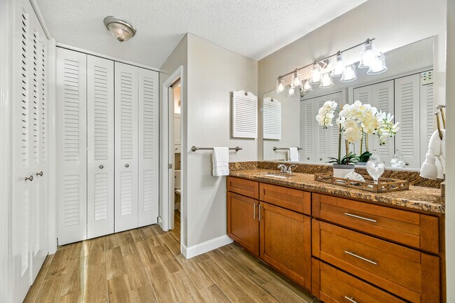Building Photo - 401 Harbour Point