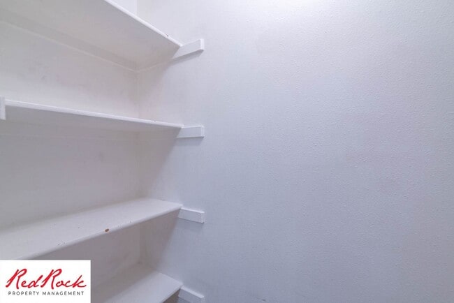 Building Photo - Charming 2 Bed / 1 Bath Apartment in a Prime Location