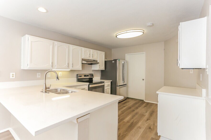 Building Photo - 4200 Cranbrook Dr