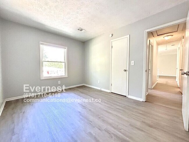 Building Photo - 416 Plainville Dr SW