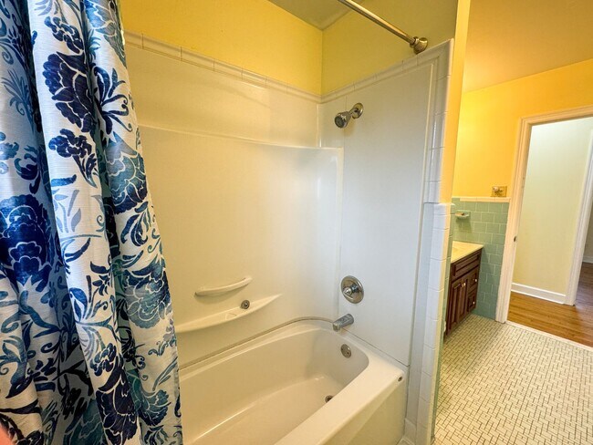 Building Photo - 904 Forestview Dr