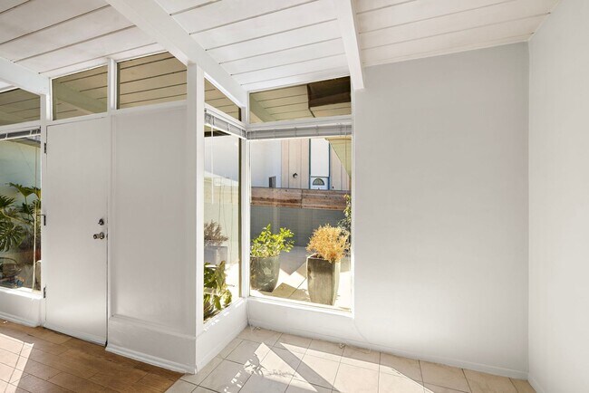 Building Photo - 139 W Canada