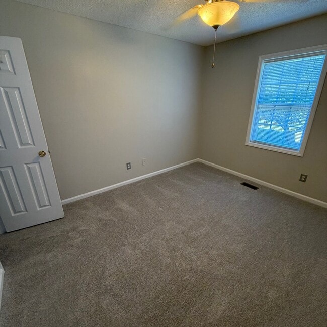 Building Photo - 2345 Vineyard Dr